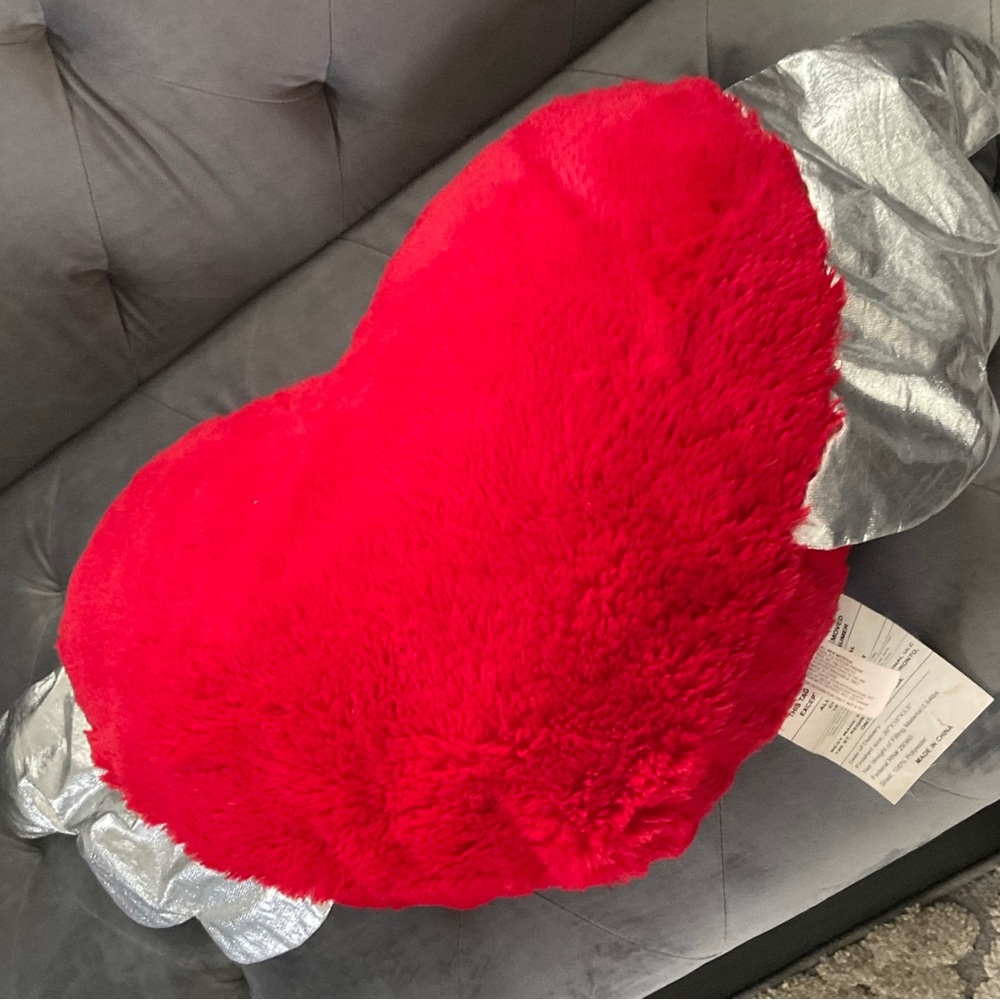 HD DESIGN LARGE ULTRA‎ PLUSH HEART WITH WINGS THROW PILLOW